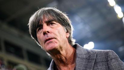 Bild: Tom Weller/dpa
Bald wieder im Stadion an der Seitenlinie? Es gibt Spekulationen um Joachim Löw. (Archivbild)