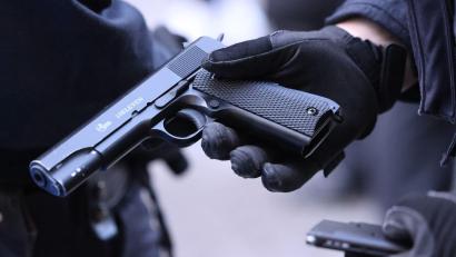 Bild: David Young/dpa
Mit einer Softair-Waffe soll der Mann durch Kitzingen gelaufen sein. (Symbolbild)