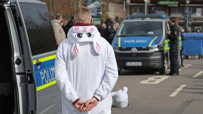 Bild: Matthias Bein/dpa
Ein als Osterhase kostümierter Motorradfahrer wird in Blankenburg von Einsatzkräften der Polizei am sogenannten Car-Freitag an der Rappbodetalsperre kontrolliert.