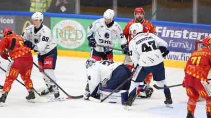 Bild: Benjamin Lahr
Michael McNiven (Mitte) im Tor der Blue Devils war in Kaufbeuren wieder ein sicherer Rückhalt für die Blue Devils, konnte die 1:2-Niederlage am Donnerstagabend aber auch nicht verhindern.