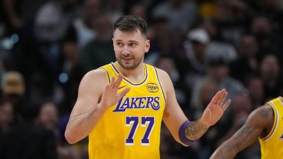 Bild: Eric Gay/AP/dpa
Luka Dončić wird den Los Angeles Lakers für mehrere Wochen fehlen. (Archivbild)