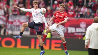 Bild: Thomas Frey/dpa
Luca Raimund (Fortuna Düsseldorf,l.) und Mika Haas (1. FC Kaiserslautern) kämpfen um den Ball.