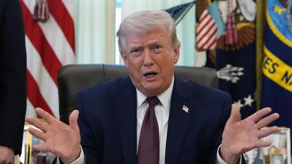 Bild: Alex Brandon/AP/dpa
Trump ordnet die Bezahlung der Mitarbeiter des Heimatschutzministeriums an. (Archivbild)