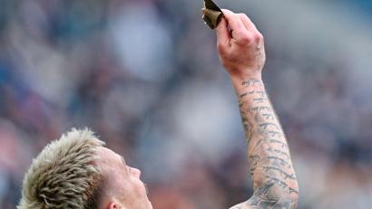 Bild: Uwe Anspach/dpa
Glücksbringer unter dem Schienbeinschoner: der Mainzer Doppeltorschütze Phillip Tietz.