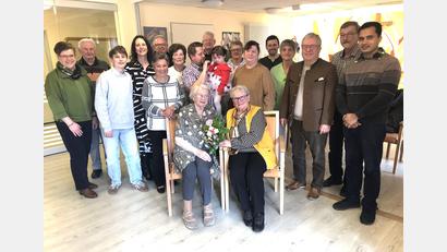 Bild: wro
Die vielen Gratulanten, darunter auch Bürgermeister Toni Dutz (Dritter von rechts) und Pfarrvikar Pater James (rechts), feierten gemeinsam mit Elfriede Maurer (sitzend, links) ihren 90. Geburtstag.