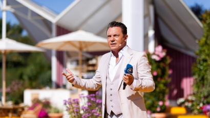 Bild: Philipp von Ditfurth/dpa
Mross moderiert die Sendung seit 2005. (Archivbild).