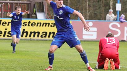 Bild: war
Noah Scheler spielte wie beim verwandelten Last-Minute-Elfer gegen Schwandorf beim letzten Heimspiel wieder das Zünglein an der Waage. Eine Viertelstunde vor dem Ende vollendete eine Vorbereitung von König und Pasieka zum entscheidenden 2:1.