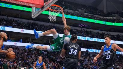 Bild: Tony Gutierrez/AP/dpa
Cooper Flagg (in grün) von den Dallas Mavericks übertraf mit einer historischen Punkteausbeute sogar Michael Jordan.