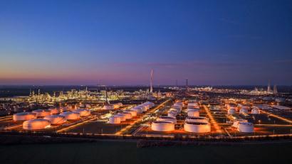 Bild: Jan Woitas/dpa
Hohe Kosten, geopolitische Risiken und politische Unsicherheiten belasten die Branche. (Archivbild)