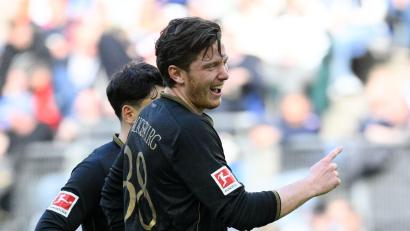 Bild: Gregor Fischer/dpa
Durch seine Fairplay-Aktion Mann des Spiels: Augsburgs Michael Gregoritsch.