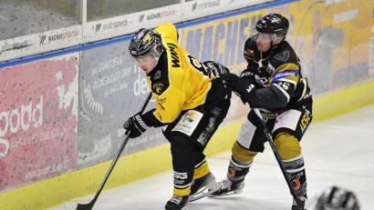 Bild: Hubert Ziegler
Lukas Klughardt (rechts) vom ERSC Amberg attackiert einen Bayreuther kurz vor der Bande.