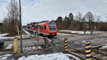 Bild: Hösamer
Der Bahnübergang in Klardorf ist nach dem Schienenbruch am Wochenende wieder instandgesetzt.