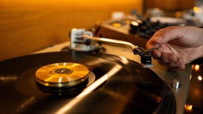 Bild: Christophe Gateau/dpa
Kevin Rodriguez legt in seiner Bar eine Platte auf.