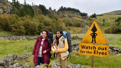 Bild: Dirk Bartling/ZDF/dpa
In einer Szene vom diesjährigen Oster-„Traumschiff“ erkunden Hanna Liebhold (links, Barbara Wussow) und Dr. Jessica Delgado (Collien Fernandes) die spektakuläre Landschaft Islands.