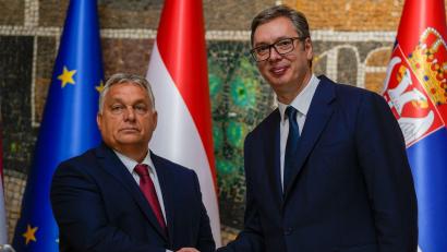 Bild: Darko Vojinovic/AP/dpa
Ungarns Ministerpräsident Viktor Orban und Serbiens Staatspräsident Aleksandar Vucic pflegen gute Beziehungen. (Archivbild)