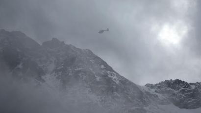 Bild: Karl-Josef Hildenbrand/dpa
Bei dichtem Nebel muss ein Helikopter Skifahrer vom Berg holen. (Symboldbild)