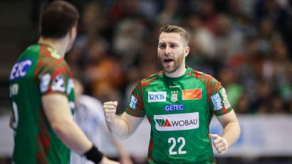 Bild: Ronny Hartmann/dpa-Zentralbild/dpa
Lukas Mertens (r) war bester Magdeburger Schütze in Göppingen. (Archivbild)