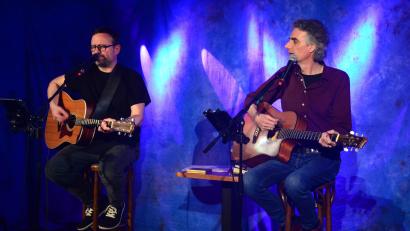 Bild: Kunz
Sebastian Schlagenhaufer (rechts) und „Hundling“, alias Phil Höcketstaller, erzählen Geschichten über Wolfgang Ambros und Georg Danzer und spielen deren Songs.