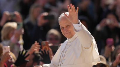 Bild: Andrew Medichini/AP/dpa
Eine ZDF-Doku beleuchtet das erste Amtsjahr von Papst Leo XIV. (Archivbild)