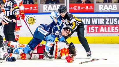 Bild: Elke Englmaier
Zum Klassenerhalt gekämpft: Der Weidener Alex-Olivier Voyer lieferte sich am Karsamstag einen Faustkampf mit Joe Cassetti.