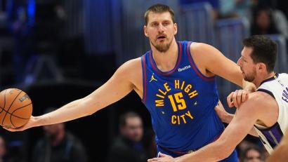 Bild: David Zalubowski/AP/dpa
Nikola Jokic für seine Denver Nuggets zum Sieg gegen San Antonio.