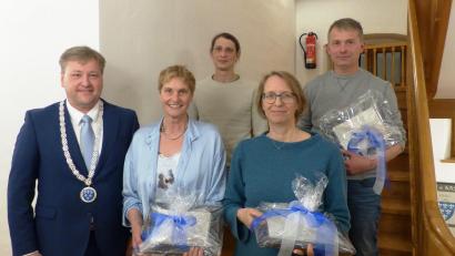 Bild: jp
Bürgermeister Stefan Braun verabschiedete die Marktratsmitglieder Monika Breunig, Yul Steger, Ines Riedl und Georg Ehbauer (von links). Nicht auf dem Bild ist Alwin Raab.
