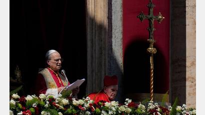 Bild: Alessandra Tarantino/AP/dpa
Von der zentralen Loggia des Petersdoms spendet Leo XIV. den Segen Urbi et Orbi.