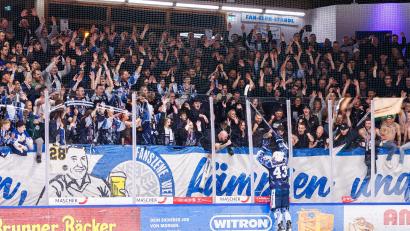 Bild: Werner Moller
Fabian Ribnitzky feiert vor den Zuschauern den Klassenerhalt. Auch in den sozialen Medien ist die Erleichterung über den Verbleib in der DEL2 groß.