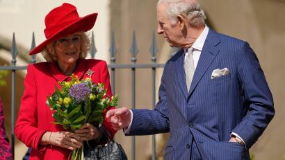 Bild: Alberto Pezzali/Pool AP/AP/dpa
König Charles III. und Königin Camilla nehmen am Ostergottesdienst teil.