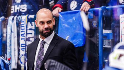 Bild: Werner Moller
Alan Letang und die Blue Devils Weiden haben den Klassenerhalt in der DEL2 geschafft. Oberpfalz-Medien hat nach dem Sieg gegen Kaufbeuren mit dem Trainer gesprochen.