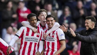 Bild: Tobias Kleuver/ANP/dpa
Zum dritten Mal in Serie dürfen sich die Eindhovener Spieler über die niederländische Meisterschaft freuen.