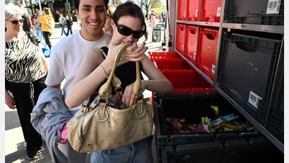 Bild: Felix Hörhager/dpa
Schoko-Eier gegen Papp-Ostereier gab es bei der Aktion im Olympiapark.
