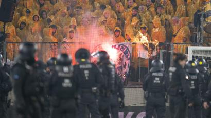 Bild: Sebastian Kahnert/dpa
Beim Zweitliga-Spiel zwischen Dynamo Dresden und Hertha BSC kam es zu Ausschreitungen.
