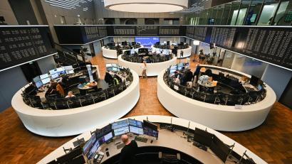 Bild: Arne Dedert/dpa
Handelsraum der Frankfurter Börse: Die Dividenden für Aktionäre werden dieses Jahr steigen. (Archivbild)