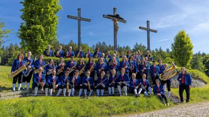 Bild: Hermann Koch
Das Orchester des Musikvereins Freudenberg bei den Drei Kreuzen am Nordhang des Johannisbergs.