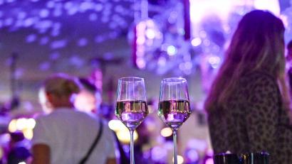 Bild: Jens Kalaene/dpa/dpa-tmn
Zwei 17-Jährige haben versucht, mit ausgeliehenen Ausweisen in ein erst ab 18 Jahren zugelassenes Lokal zu kommen. (Symbolbild)