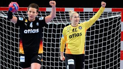 Bild: Marco Wolf/dpa
Alina Grijseels und Torhüterin Katharina Filter sind zum Abschluss der EM-Qualifikation dabei. (Archivbild)