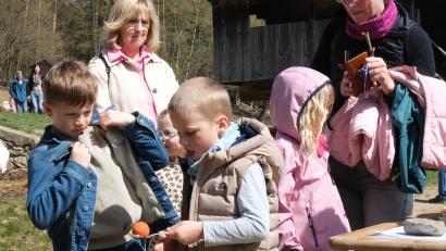 Bild: Hirsch
Volle Konzentration beim Eiertransportieren: Der Ostermontag machte Klein und Groß im Freilandmuseum Neusath Freude.