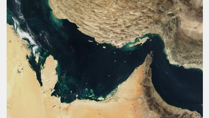 Bild: -/The Visible Earth/NASA/dpa
Die Meerenge von Hormus ist wegen ihrer Bedeutung für den Transport von Öl und Flüssiggas ein Nadelöhr der Weltwirtschaft. (Archivbild)
