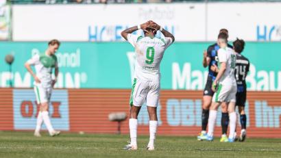 Bild: Daniel Löb/dpa
Noel Futkeu (M) vergab für die Fürther eine dicke Chance.