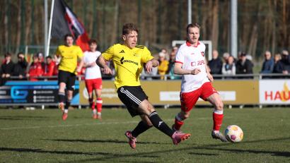 Bild: Dieter Jäschke
Der wichtige Treffer im Derby: Jenan Kešetović (links) enteilte seinen Gegenspieler Dennis Paulus mehrmals in dieser Partie und erzielte das einzige Tor im Spitzenduell der Kreisliga Nord.