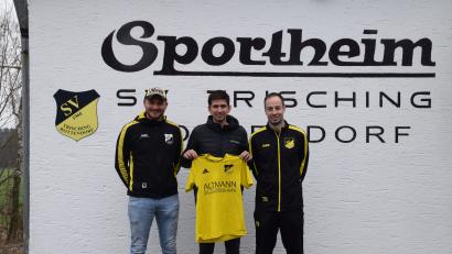 Bild: Christine Wesnitzer
Thomas Bösl (rechts) bleibt auch in der kommenden Saison Spielertrainer beim SV Trisching. Mit Philipp Magerl (Mitte) kommt im Sommer ein weiterer hinzu. Links Trischings Abteilungsleiter Christian Igl.