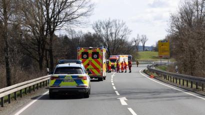 Bild: rw
Kurz nach der Abzweigung Erbendorf-Straßenschacht ist am Ostermontag ein Unfall passiert. Die B 22 war zwischenzeitlich einseitig gesperrt.