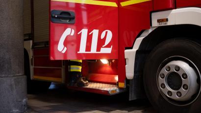 Bild: Niklas Treppner/dpa
Feuerwehrleute löschen die Flammen. (Symbolbild)