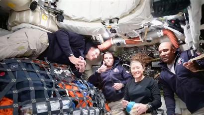 Bild: Uncredited/NASA/dpa
Die „Artemis 2“-Crew hat sich weiter von der Erde entfernt als jemals Menschen zuvor.