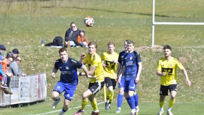 Bild: Hubert Ziegler
Kampf um den Ball zwischen den Spielern von Upo (blau) und dem SV Hahnbach (gelb). Das Gemeindederby endete mit 1.1.