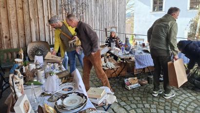 Bild: prh
Vor der Scheune hatten Joshi Plößner (links) aus Neustadt und Tina Beer aus Regensburg (Dritte von links) ihre Tische aufgebaut. Vertreten als Verkäufer beim Hausflohmarkt auf dem Schafferhof waren Freunde und Bekannte von Wirt Reinhard Fütterer.
