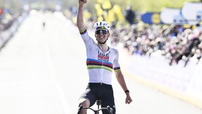 Bild: Eric Lalmand/Belga/dpa
Tadej Pogacar gewann zum dritten Mal die Flandern-Rundfahrt.