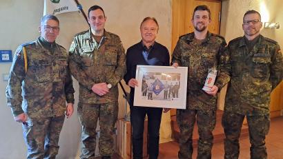 Bild: Josef Popp
Karl Fochtner (Mitte), Vorsitzender der Krieger- und Reservistenkameradschaft, unter anderem mit dem scheidenden Kompaniechef, Major Robin Häußer (Zweiter von rechts), seinem Nachfolger, Hauptmann Peter Seifarth (Zweiter von links) sowie Bataillonskommandeur Rene Urbach (rechts).