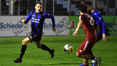 Archivbild: Gerhard Büttner
links Niklas Lang (links/Szene aus dem Spiel gegen Kornburg) gelang am Ostermontag in Würzburg der späte Siegtreffer für die SpVgg SV Weiden.